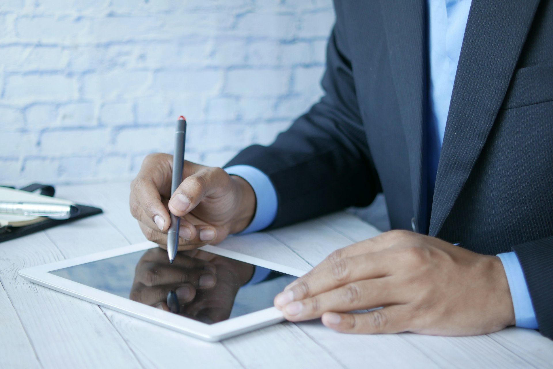 gestor contable trabajando con odoo