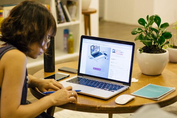 Mujer trabajando con Odoo ERP Mujer trabajando con Odoo ERP en un portátil